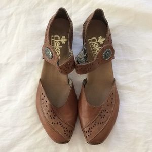 Like-new brown Rieker Mirjam 57 sandal sz 40
